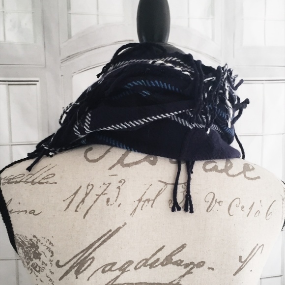 Cejon Women's Navy Plaid Scarf Winter NWT - Picture 3 of 3